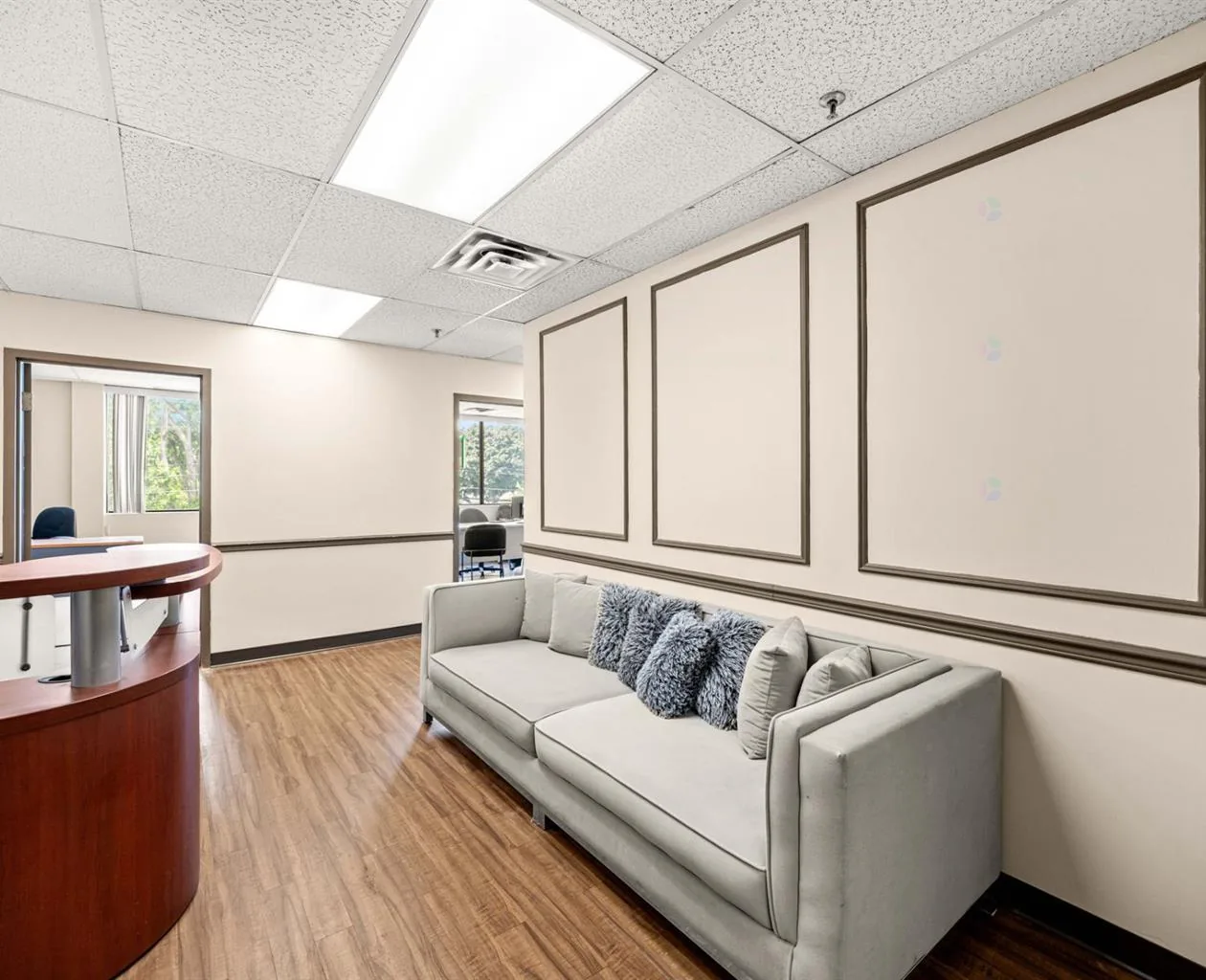 Commercial lounge on Saint-Martin Boulevard in Chomedey, Laval, with wall mouldings