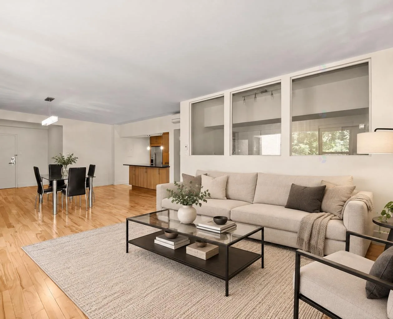 Open-plan living room on Avenue du Docteur-Penfield in Ville-Marie, Montréal, with hardwood floors