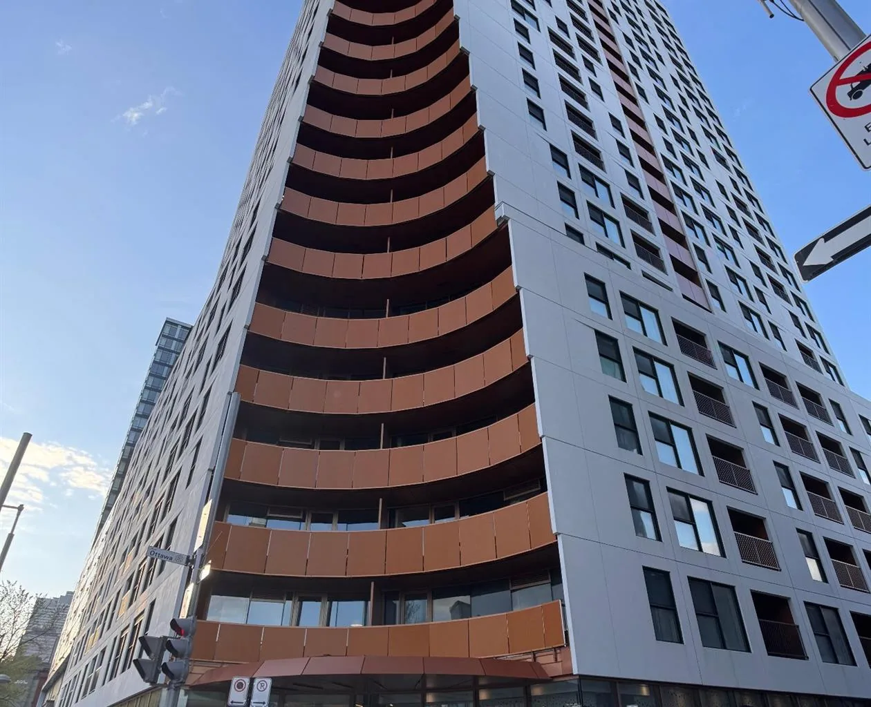 ODÉA condominium tower on Robert-Bourassa Boulevard in Ville-Marie, Montréal, with curved balconies